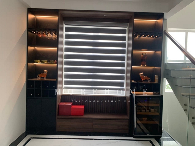 Thi công tủ rượu cánh kính tô điểm trang trí cho không gian ấn tượng những chai rượu được sắp xếp ngăn nắp trình tự thẩm mỹ cao.