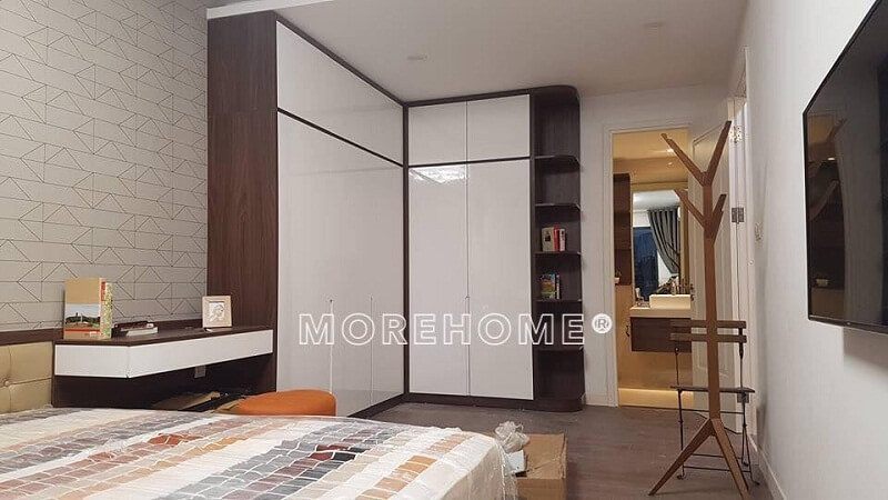 Mẫu tủ quần áo chung cư đẹp này với thiết kế tinh tế chủ yếu thiên về tính công năng của sản phẩm giúp tối ưu hóa không gian cao, đem lại độ rộng và thoáng cho không gian nội thất mà nó sở hữu.